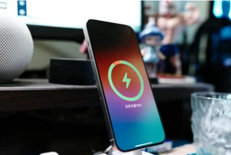水磨沟苹果15换屏服务分享用什么充电器给iPhone15充电更好 